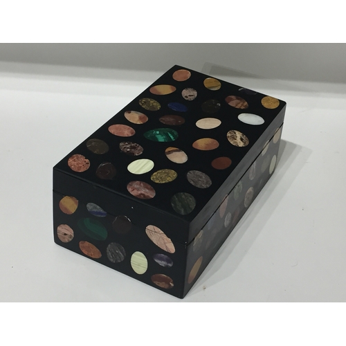 110 - Very Nice Example Of A Specimen Mable Lidded  Box 23.5 x 14 x 9 cms