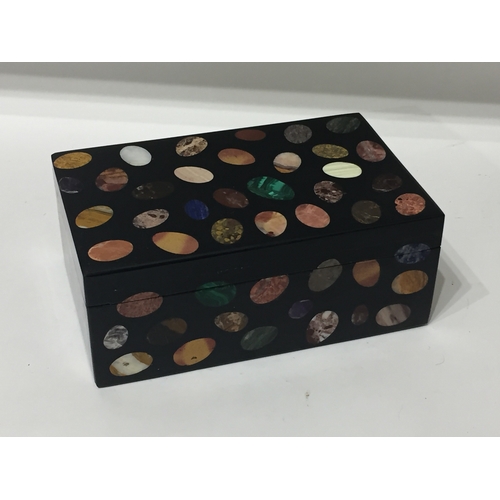 110 - Very Nice Example Of A Specimen Mable Lidded  Box 23.5 x 14 x 9 cms