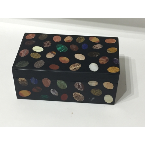110 - Very Nice Example Of A Specimen Mable Lidded  Box 23.5 x 14 x 9 cms