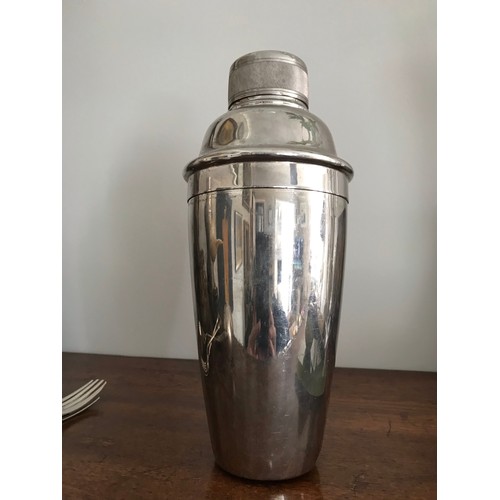 104 - Large Vintage Silver Plated Cocktail Shaker
23 cms h