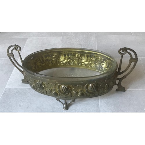 159 - Art Nouveau Oval Brass Centrepiece Jardiniere Flower Vase With Glass Insert af.
41 x 17 x 18 cms