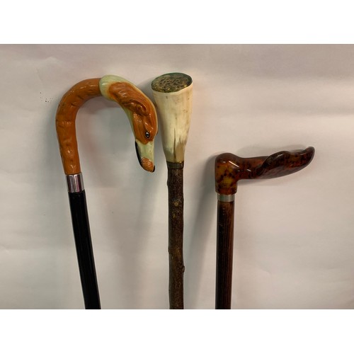 418 - Three Vintage Walking Sticks To Include A Horn Handle And Raf Cab Badge Insert Stick (3)