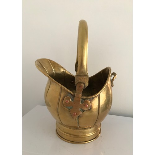 189 - Unusual Antique Mini Brass Coal Scuttle
21 x 17 x 20 cms