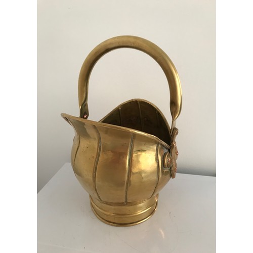 189 - Unusual Antique Mini Brass Coal Scuttle
21 x 17 x 20 cms