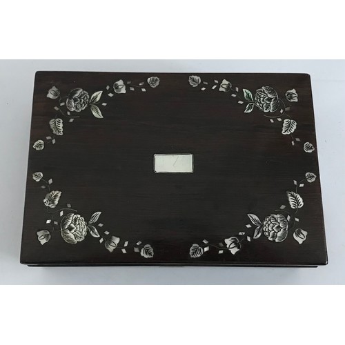 141 - Antique Rosewood Box With Mother Of Pearl Decoration
21 x 14 x 6 cms