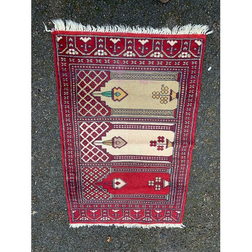 628 - Decorative Rug With Central Motifs  119 x 79 cms