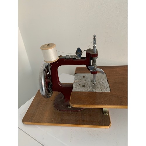 105 - Rare Vintage “Essex” Miniature Child’s Sewing Machine In Original Box
22 x 16 x 19 cms h