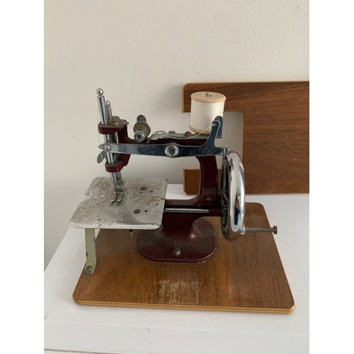 105 - Rare Vintage “Essex” Miniature Child’s Sewing Machine In Original Box
22 x 16 x 19 cms h