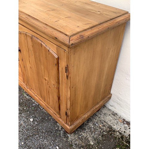 32 - Vintage Pine Unit Of Three Drawers And A Cupboard .123 x 48 x 86 cms