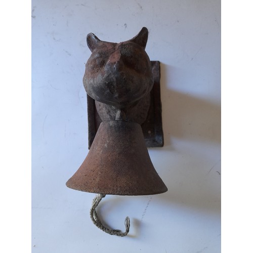 151 - Cast iron bell in the form of a cat 18cm long x 11cm wide