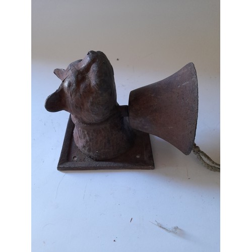 151 - Cast iron bell in the form of a cat 18cm long x 11cm wide