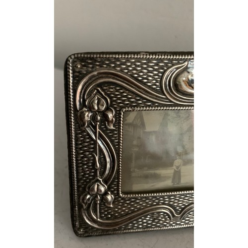 140 - Arts & Crafts Hallmarked Silver Photograph Frame Birmingham 1903 By 
A & J. Zimmerman Ltd
9.5 x 8 cm... 