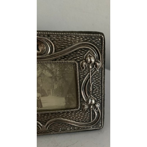 140 - Arts & Crafts Hallmarked Silver Photograph Frame Birmingham 1903 By 
A & J. Zimmerman Ltd
9.5 x 8 cm... 