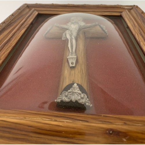 141 - Vintage Dome Glass Fronted And Framed Crucifix
33 x 26 cms