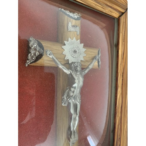 141 - Vintage Dome Glass Fronted And Framed Crucifix
33 x 26 cms