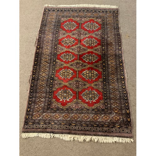 32 - Decorative Ground Rug With Central Pattern. 160 x 96 cms