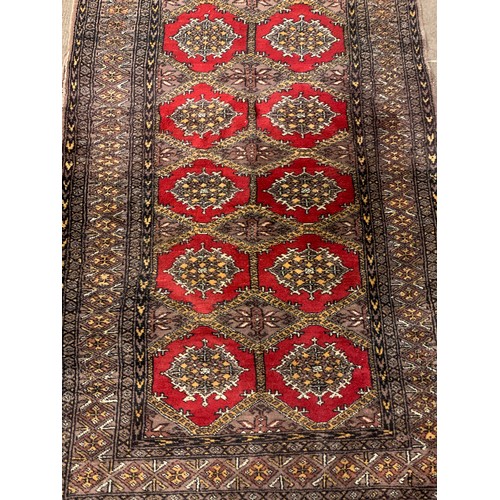 32 - Decorative Ground Rug With Central Pattern. 160 x 96 cms