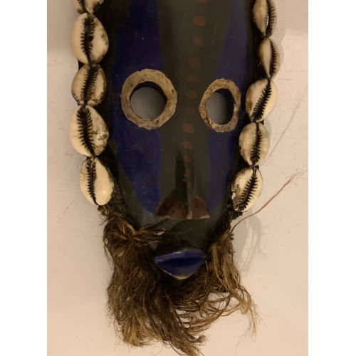 235 - Unusual Vintage Tribal Passport Mask Having Cowie She’ll Decoration From The Ivory Coast (Dan)
24 x ... 