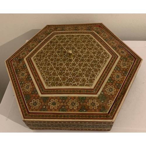 243 - Large Anglo Persian Hexagonal Mosaic Khatam Inlaid Jewellery Together With Matching Pen Holder
30 x ... 