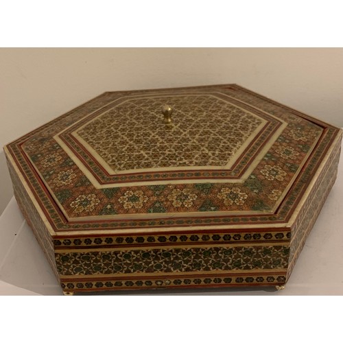 243 - Large Anglo Persian Hexagonal Mosaic Khatam Inlaid Jewellery Together With Matching Pen Holder
30 x ... 