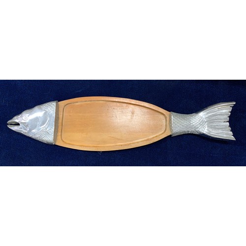 241 - Large Vintage Salmon Fish Platter Having Wooden Base And Metal Head And Tail
90 cms l