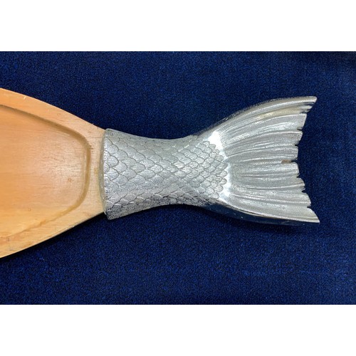 241 - Large Vintage Salmon Fish Platter Having Wooden Base And Metal Head And Tail
90 cms l