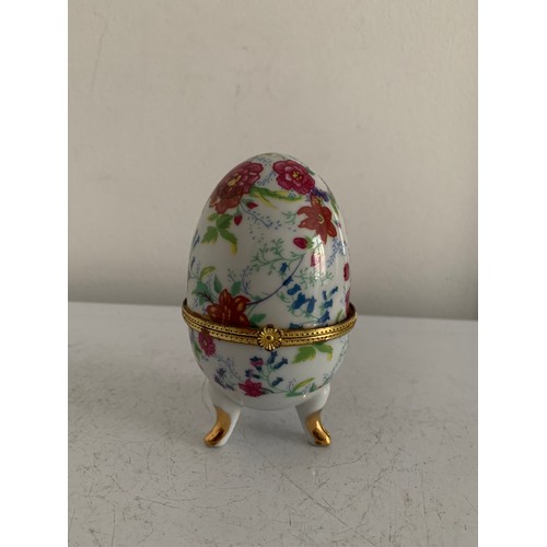 373 - Vintage Egg Shaped Porcelain Jewellery / Pill Box Having Floral Décoration
10 cms h