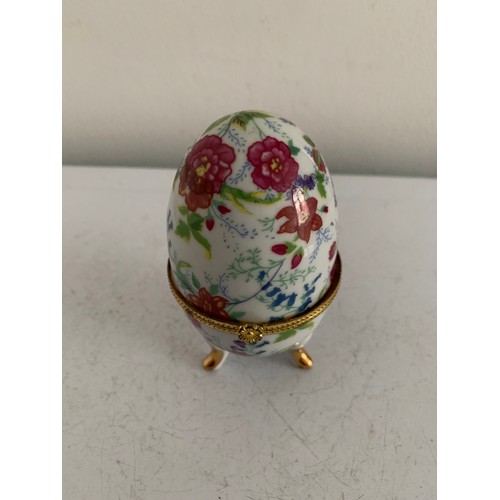 373 - Vintage Egg Shaped Porcelain Jewellery / Pill Box Having Floral Décoration
10 cms h