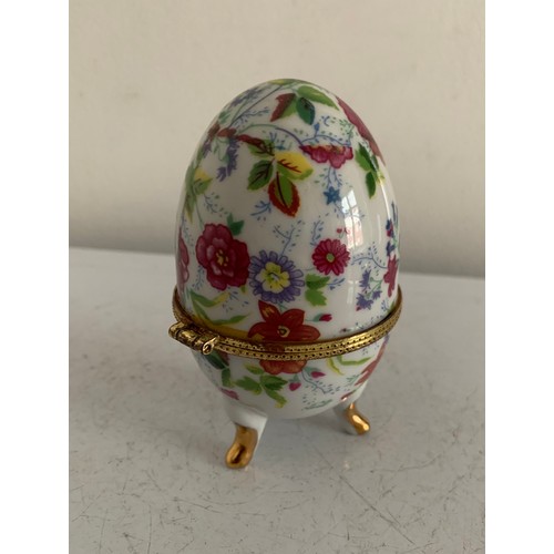 373 - Vintage Egg Shaped Porcelain Jewellery / Pill Box Having Floral Décoration
10 cms h