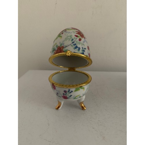 373 - Vintage Egg Shaped Porcelain Jewellery / Pill Box Having Floral Décoration
10 cms h