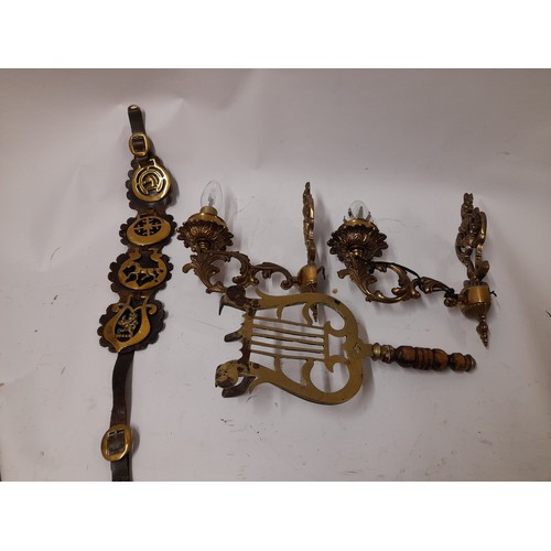 454 - Brass items to include Pair wall lights , trivet and some horse brasses