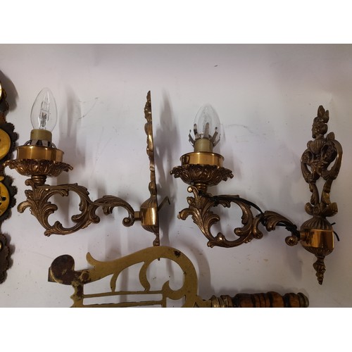 454 - Brass items to include Pair wall lights , trivet and some horse brasses