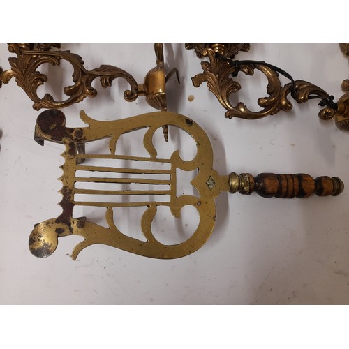 454 - Brass items to include Pair wall lights , trivet and some horse brasses