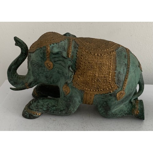 120 - Large Vintage Bronze Statue Of An Elephant Having Gilt Saddle And Head Decoration
21 x 12 cms h