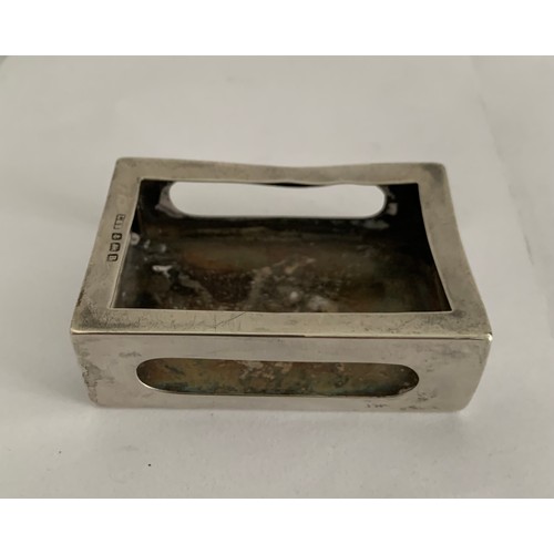 116 - Antique Hallmarked Silver Matchbox Holder Birmingham 1926
6 x 4 x 2 cms h