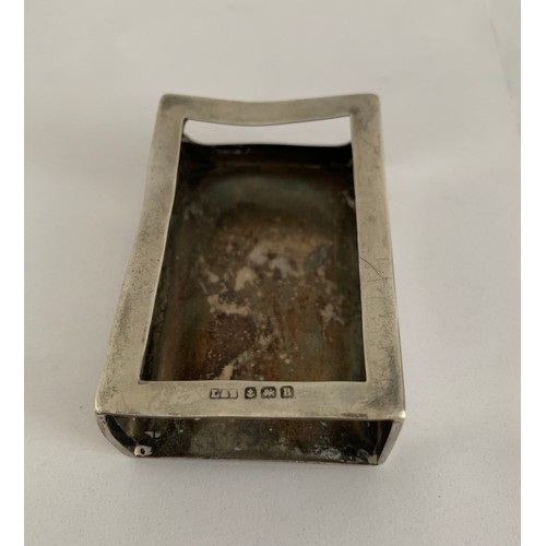 116 - Antique Hallmarked Silver Matchbox Holder Birmingham 1926
6 x 4 x 2 cms h