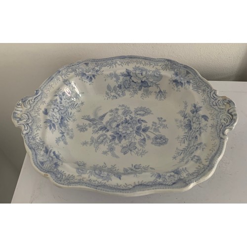 137 - Vintage Blue And White Tureen
34 x 21 x 15 cms h