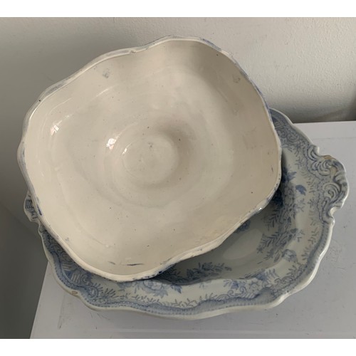 137 - Vintage Blue And White Tureen
34 x 21 x 15 cms h