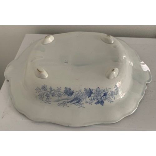 137 - Vintage Blue And White Tureen
34 x 21 x 15 cms h