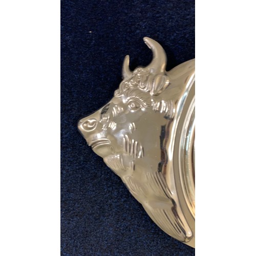 211 - Vintage Stainless Steel Beef Carving Tray In The Form Of A Cow
55 x 27 cms