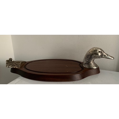 212 - Vintage Poultry Cutting Board In The Shape Of A Duck In Wood And Silver Plate By LANGLOIS Orfèvre
45... 