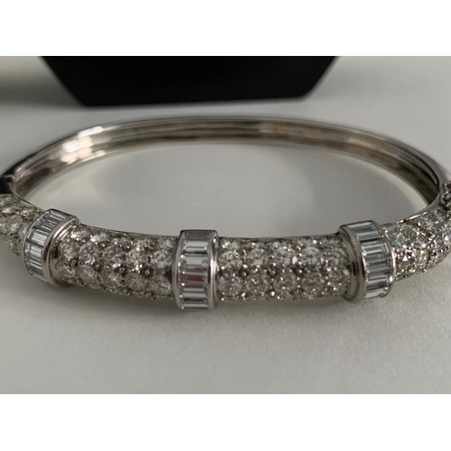 358 - Stunning Bracelet Having 12ct Brilliant Cut And Bagatelle Diamonds Set In 18ct White Gold 33.6g