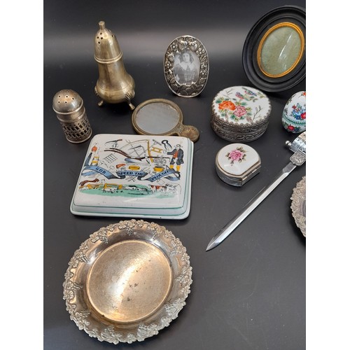 33 - A small group of collectable items (12)
