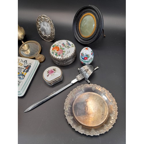 33 - A small group of collectable items (12)