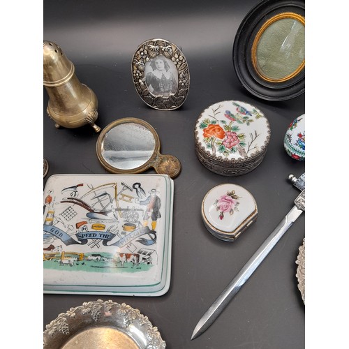 33 - A small group of collectable items (12)