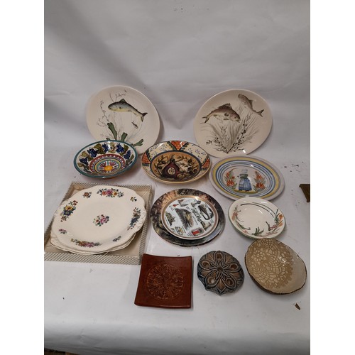 56 - A collection of decorative plates etc to include Johnson fish plates number 3 and 5. (15)