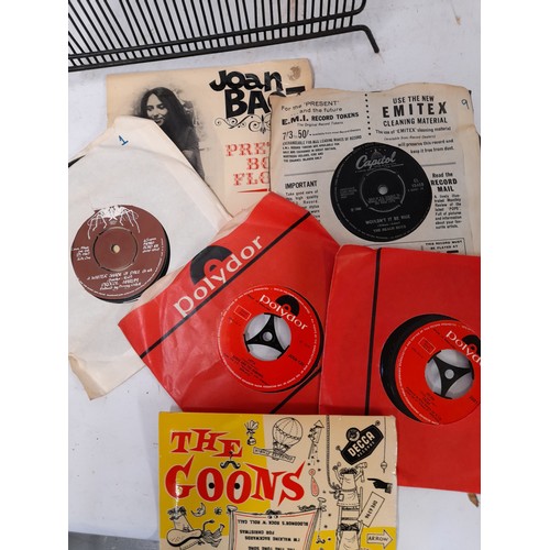 85 - Vintage Metal 45rpm record rack with a collection of 45rpm records to include the Goons, Focus, Joan... 