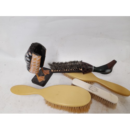 91 - 3 x vintage brushes and a modern novelty brush in the form of a duck. (4)