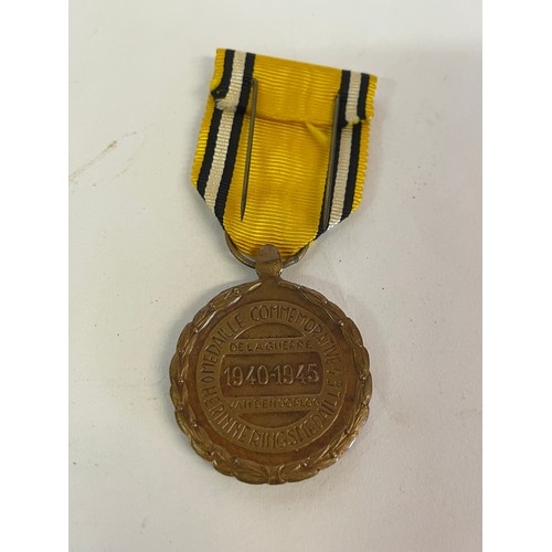 246 - Belgian WW2 Commemorative  War Medal With Cross Swords.