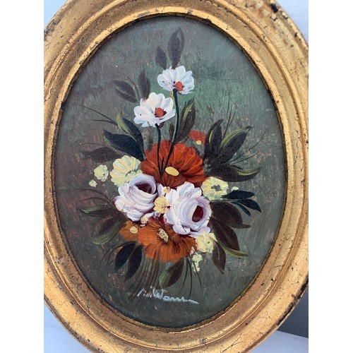 189 - Pair Of Vintage Italian Oval Gilt Framed Oil Paintings Of Flowers One Signed
12 x 15 cms